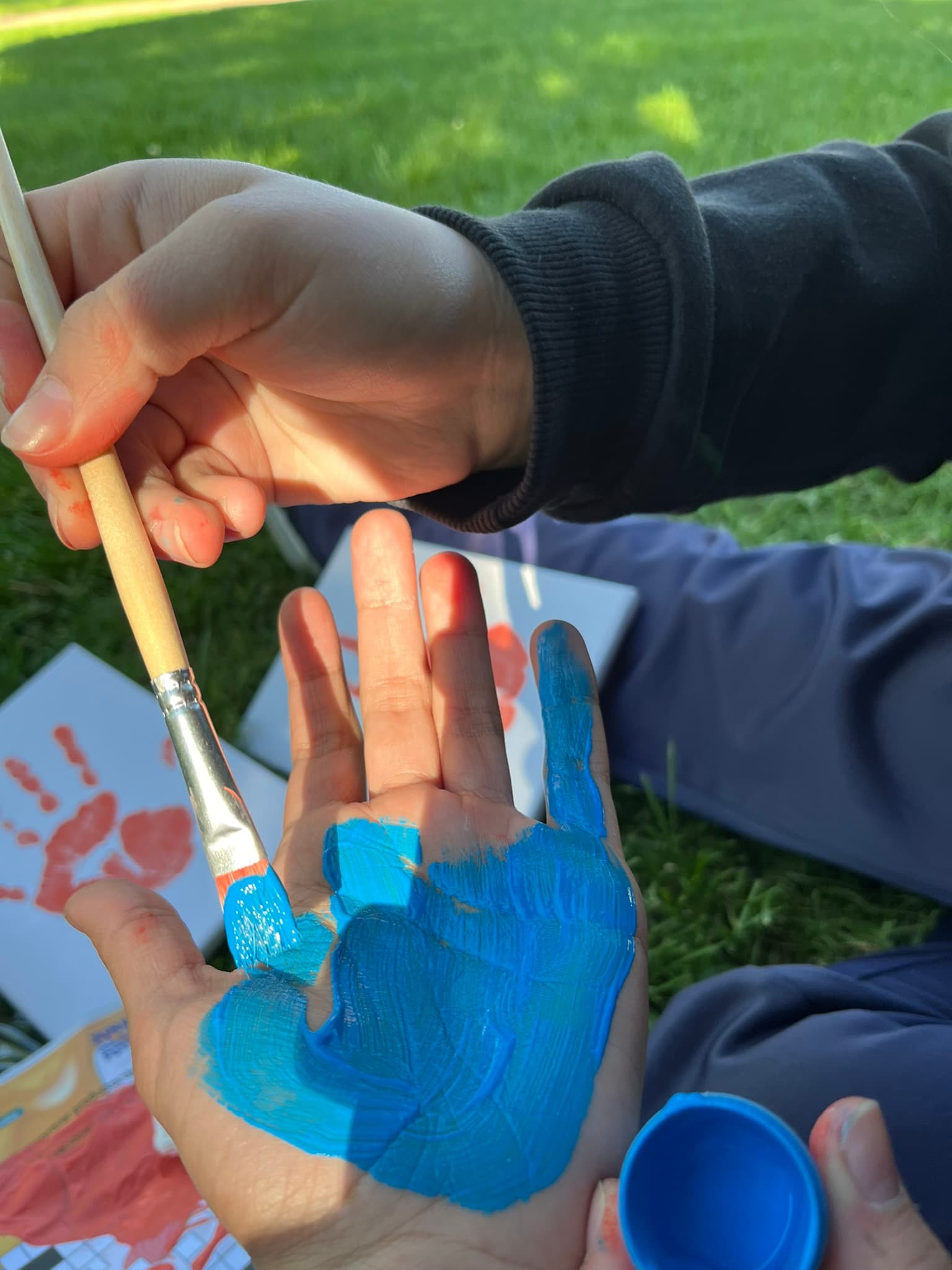 Pintando un cuadro juntos.