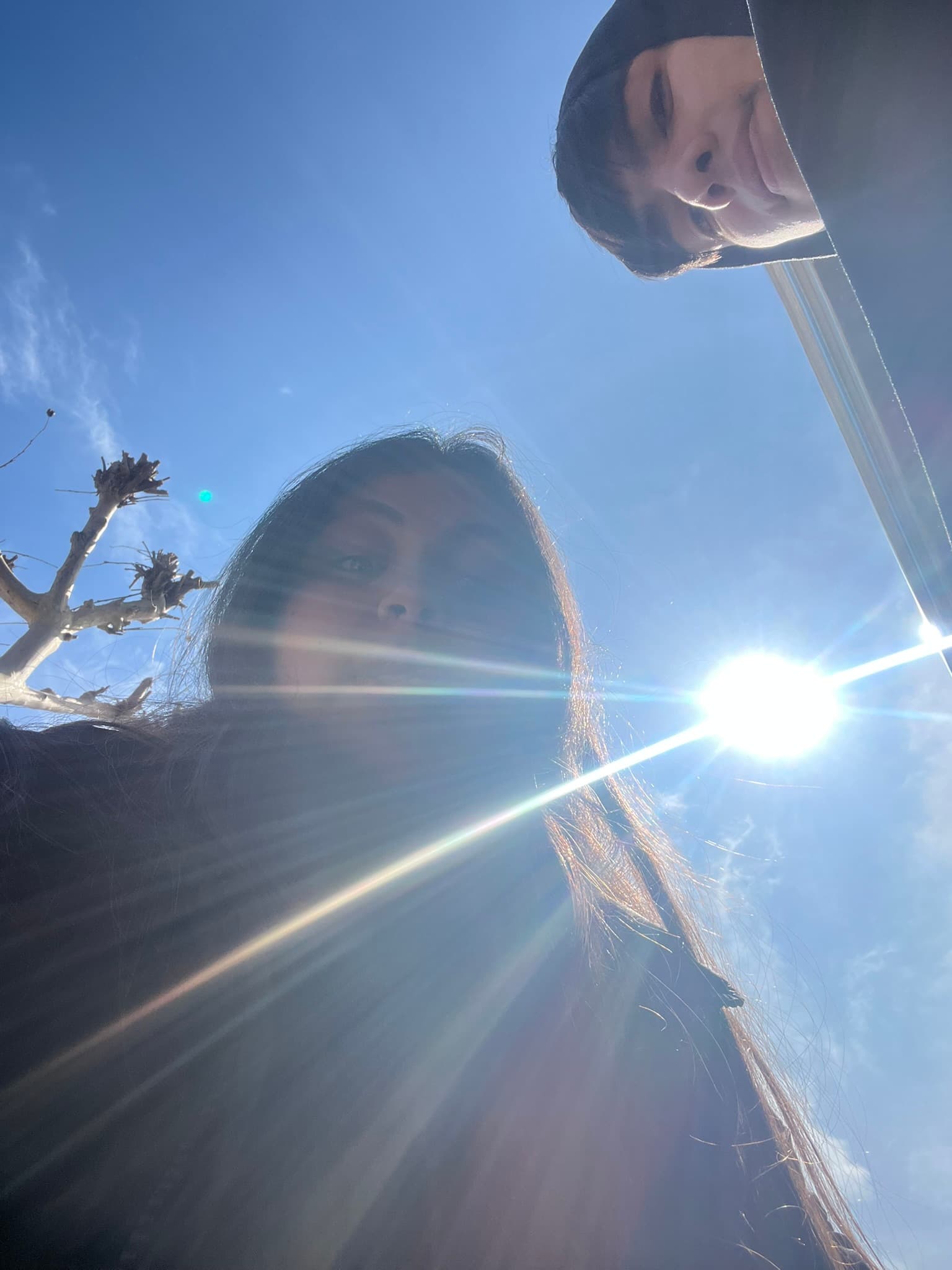 Selfie juntos, con el sol iluminándonos la cara.